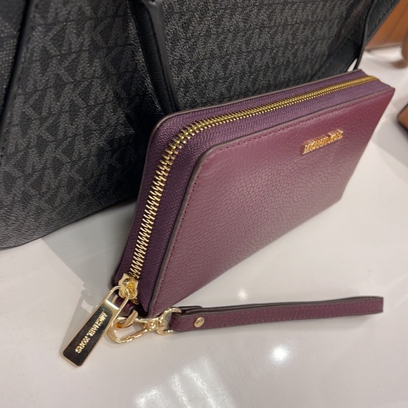 MICHAEL KORS LARGE TRAVEL CONTINENTAL WRISTLET WALLET PHONEHOLDER OXBLOOD - Picture 7 of 16